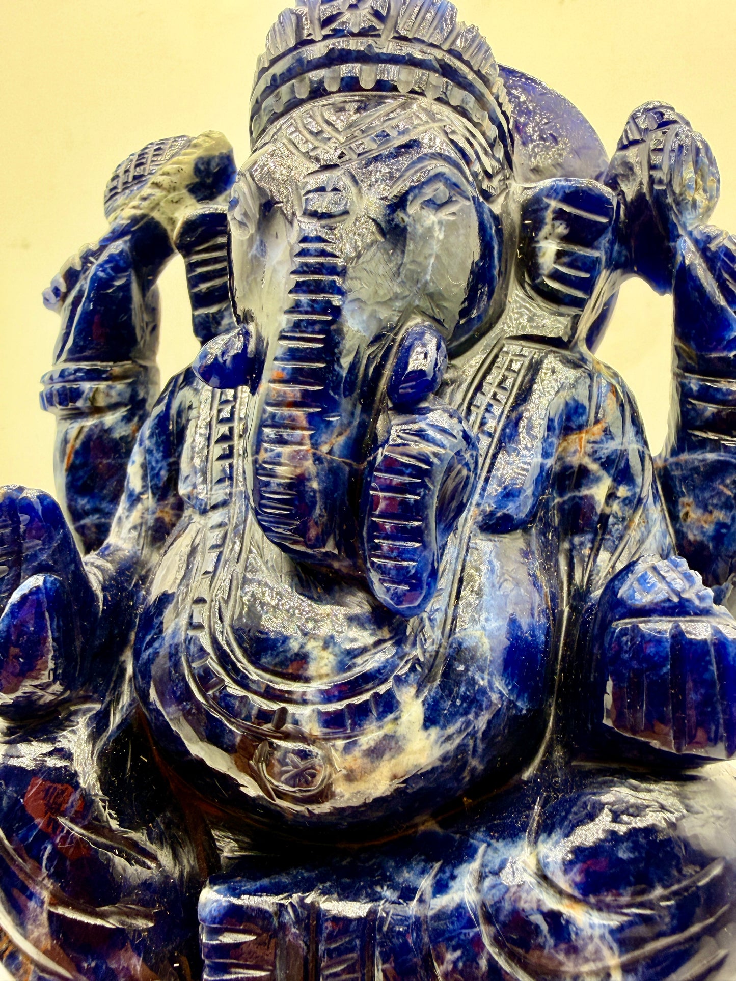Sodalite Crystal Ganesha Statue – UV-Reactive Carved Altar