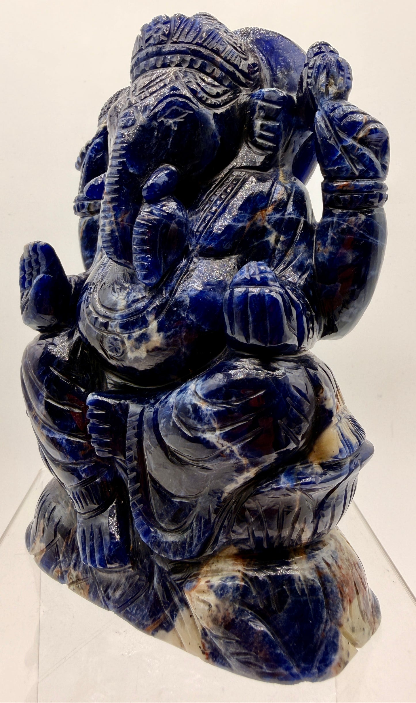 Sodalite Crystal Ganesha Statue – UV-Reactive Carved Altar