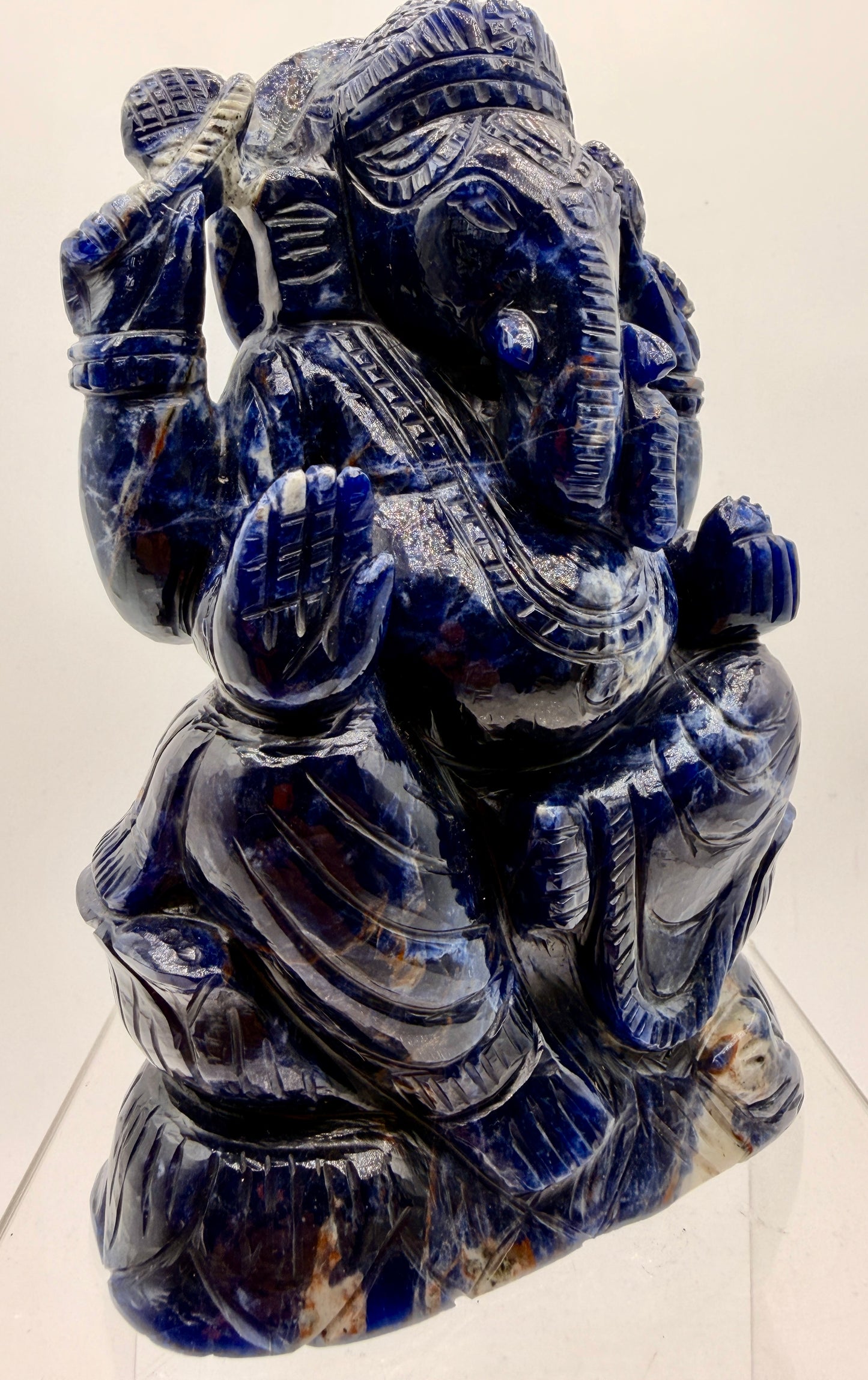 Sodalite Crystal Ganesha Statue – UV-Reactive Carved Altar